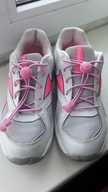 Кроссовки с розовыми шнурками. Кроссовки рибок женские розовые шнурки. Кроссовки рибок серые с розовым. Reebok кроссовки серые с розовыми шнурочком. Белые кроссовки с розовыми шнурками.