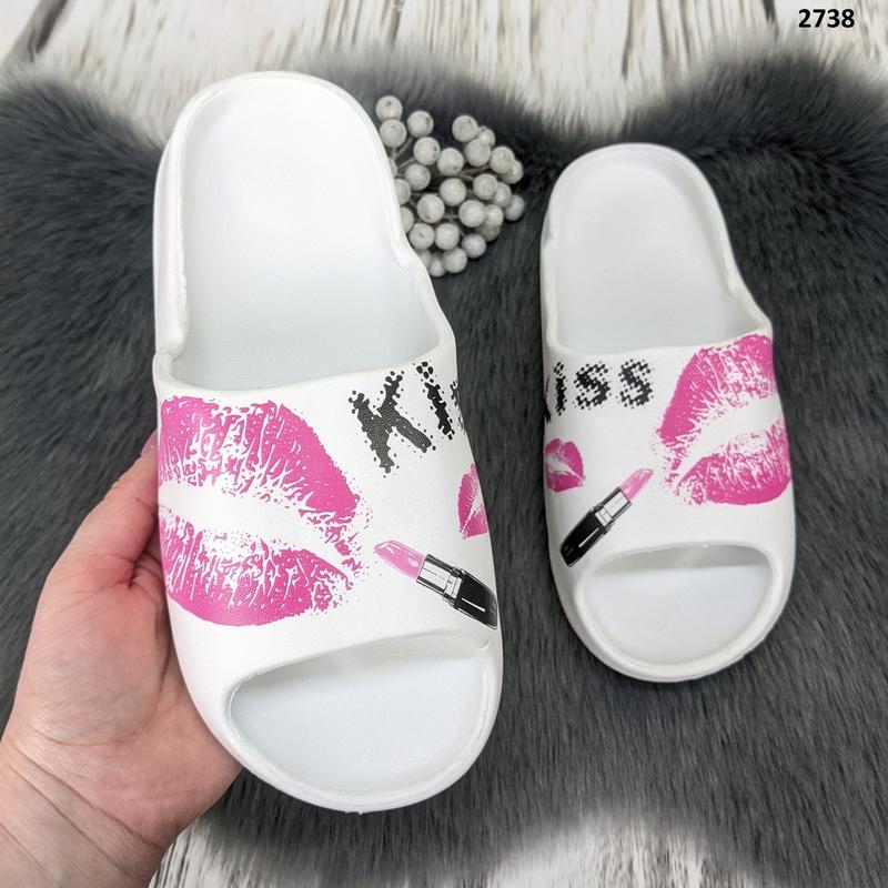 Женские пляжные шлепанцы сланцы пенковые на объемной подошве kiss ...