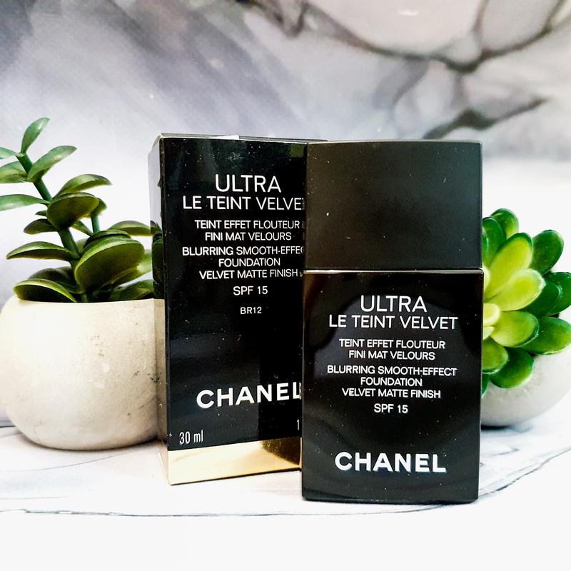 Chanel Ultra Le Teint Velvet SPF 15 - Extra leichte langanhaltende  Foundation mit samtig-mattem Finish