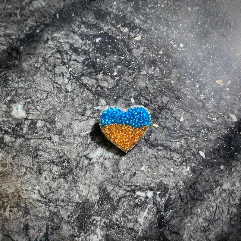 Брошка ручної роботи 💙 серденько 💛 — ціна 200 грн у каталозі Брошки ...
