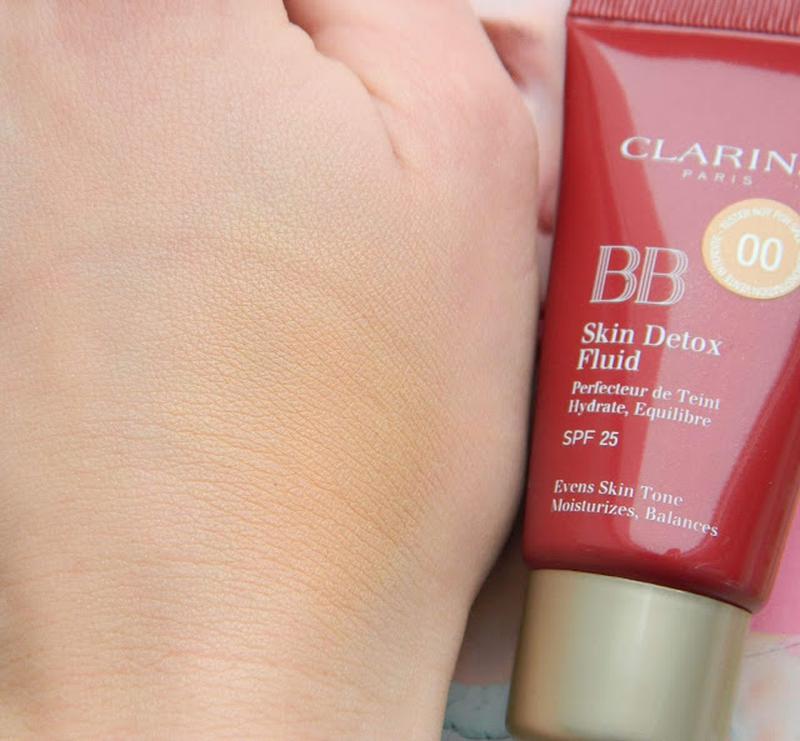 Bb clarins отзывы. ББ кларанс Skin Detox Fluid. BB флюид Clarins. Clarins BB-флюид с эффектом детокса SPF 25. Clarins BB Skin Detox 01.