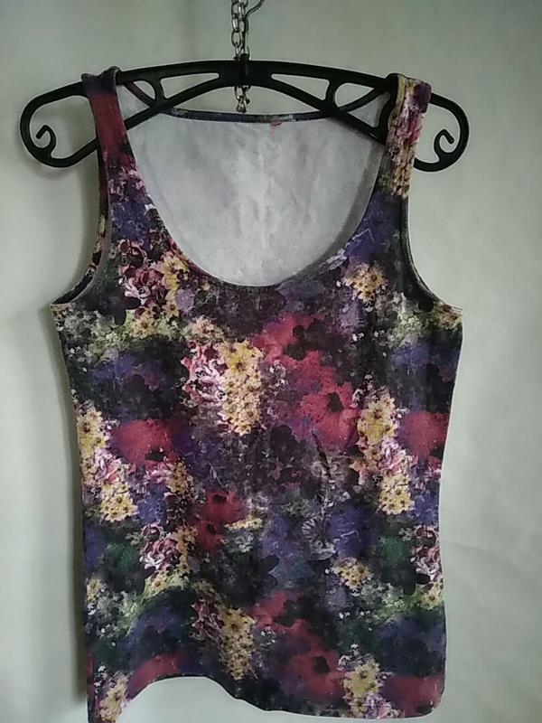 Красивая майка с цветочным принтом,смотрится как на картине — цена 35 ...