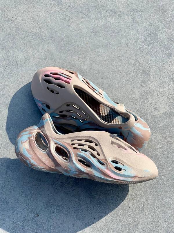 Тапочки adidas yeezy foam runner mx 'sand grey' — ціна 1700 грн у каталозі  Капці ✓ Купити жіночі речі за доступною ціною на Шафі | adidas atric white  shoes for women wide width | Україна #97614198