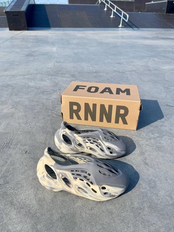 Тапочки adidas yeezy foam mxt ‘moon grey’ — цена 1700 грн в каталоге ...