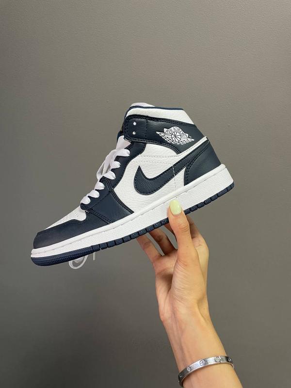 Nike air jordan retro 1 mid gold obsidian