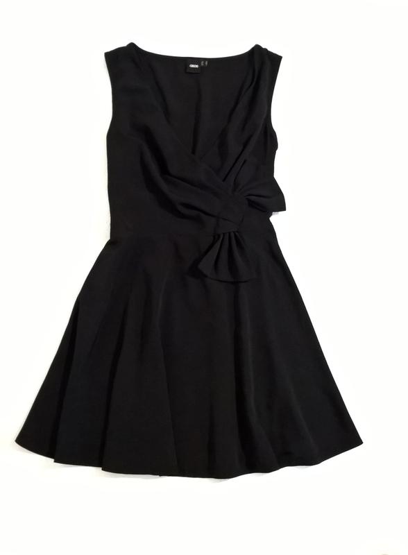 Бант и черное платье