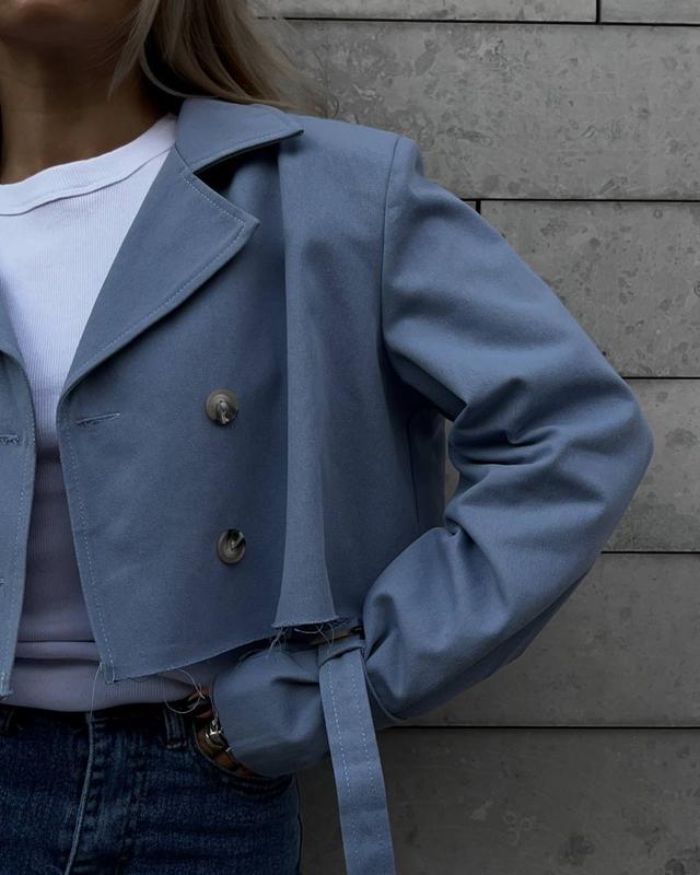 Лазурний укорочені кроп тренч з необробленим краєм коротка куртка стильні  трендовий осінній універсальний — цена 730 грн в каталоге Куртки ✓ Купить  женские вещи по доступной цене на Шафе | Украина #99458335