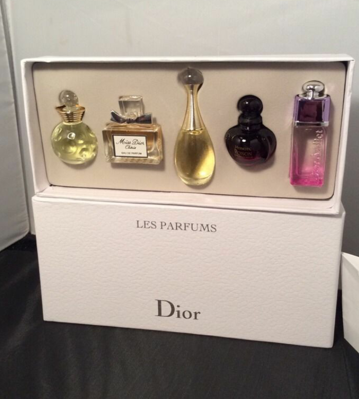 Где можно купить оригинал духов. Parfums Christian Dior. Les Parfums диор. Парфюмерный набор Christian Dior "les Parfums" 5 x 5 ml. Набор мини духов диор оригинал.