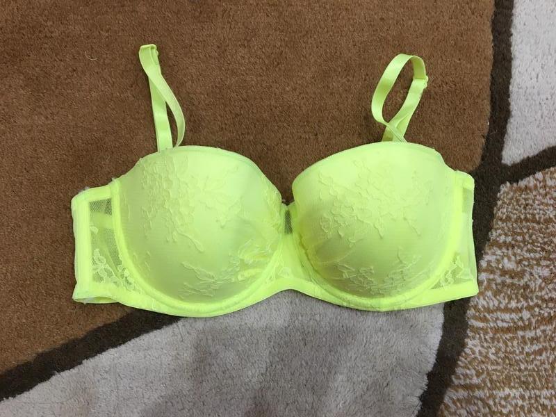 fotki-v-lifchike-kislotnogo-tsveta-zrelie-zhenshini-golishom-v-sadu-chastnie-foto