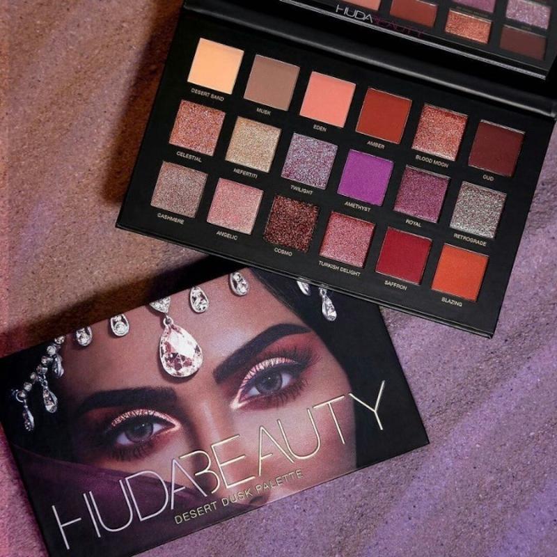 Палетки бьюти. Палетка теней Huda Beauty. Палетка Huda Beauty Desert Dusk. Тени для век Huda Beauty Desert Dusk Palette. Тени для век Huda Beauty Desert Dusk Palette 18 цветов.