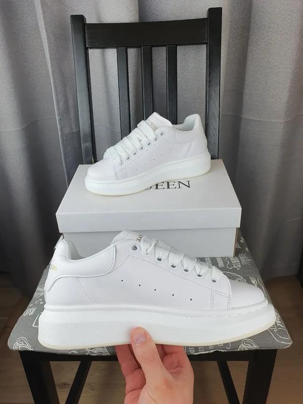 Белые кроссы alexander mcqueen all white. кроссовки женские маквин
