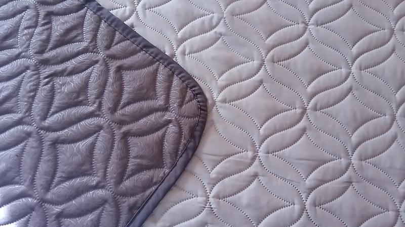 Стежку 1. Трапунто флорентийское. Обметочный шов на оверлоке. Псд-с-4060 подушка "кружевное облачко стеганная 1-5" 40х60. Шов 6 ниточного оверлока.