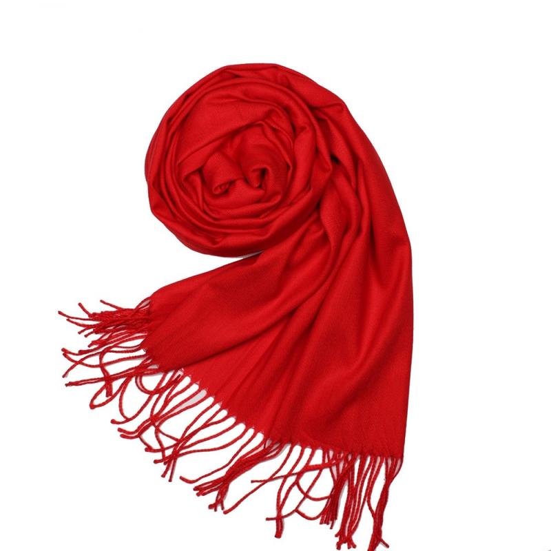 Шарфы домашних. Красный шарф женский. Кашемир шарф красный. Красный шарф кашемировый женский. Красные платки.