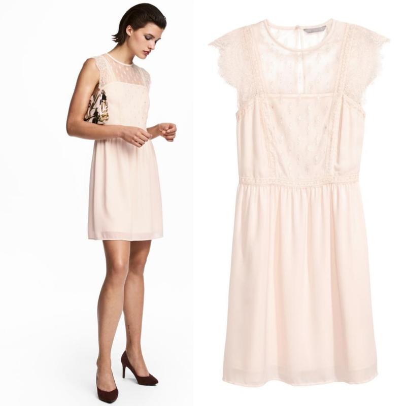 бежевое короткое платье. в бежевом платьице группа. бижутерия к бежевому платью. девушка в бежевых тонах. бежевое платье на свадьбу в качестве гостя.