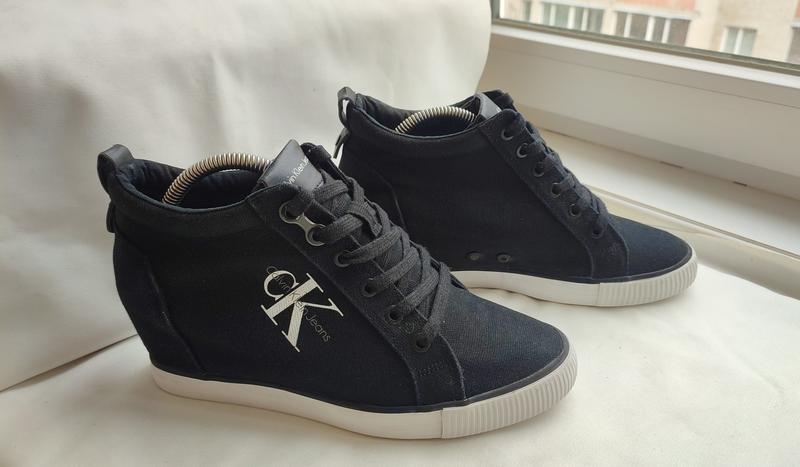 Кроссовки на танкетке calvin klein jeans, 39,5-40 р., 25-25,7 см — цена ...