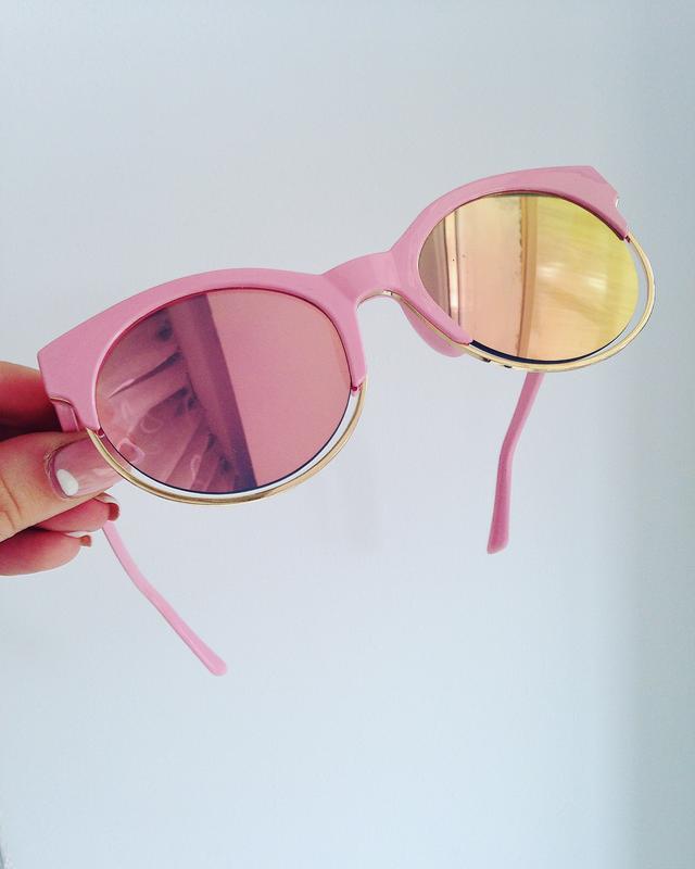 Розовыми очками во внутрь. Розовые очки. Солнечные очки розовые круглые. Розовые очки женские. Круглые розовые очки женские.