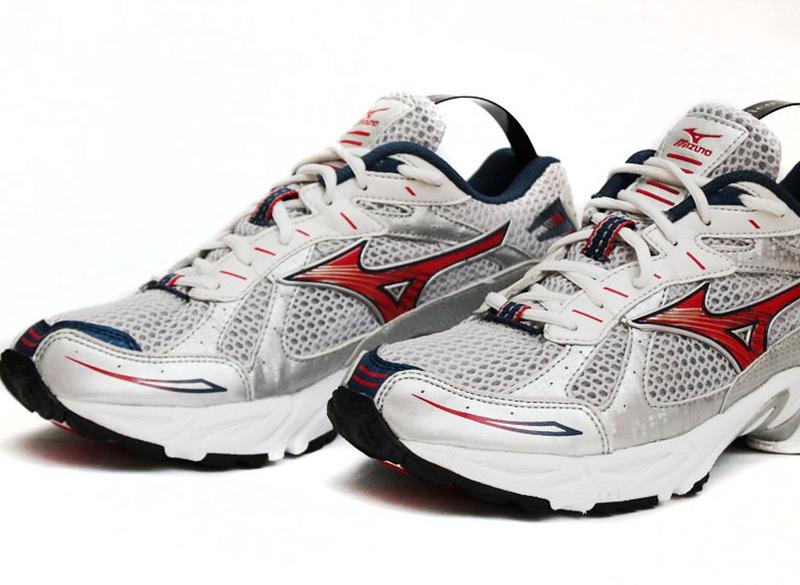 mizuno wave mustang