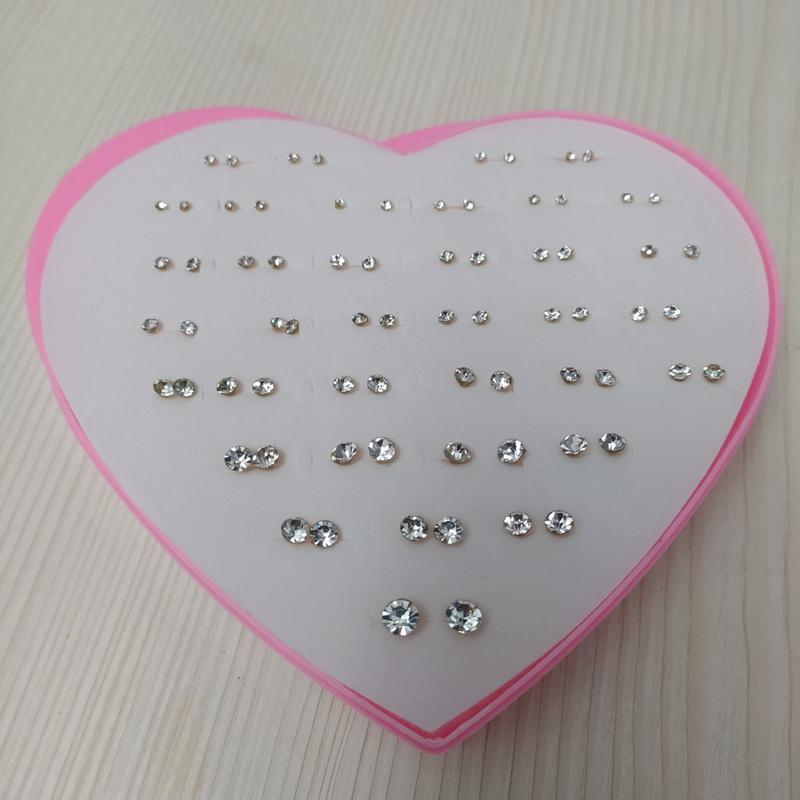 Набор серёжки-гвоздики 36 пар разнообразных размеров с белыми ...