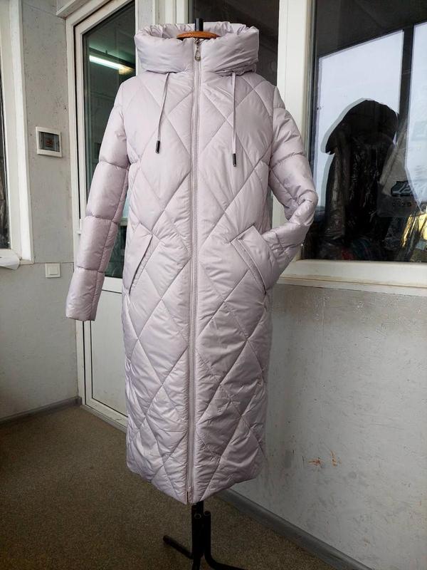 Светлый женский стеганный длинный пуховик с капюшоном — цена 2150 грн в ...