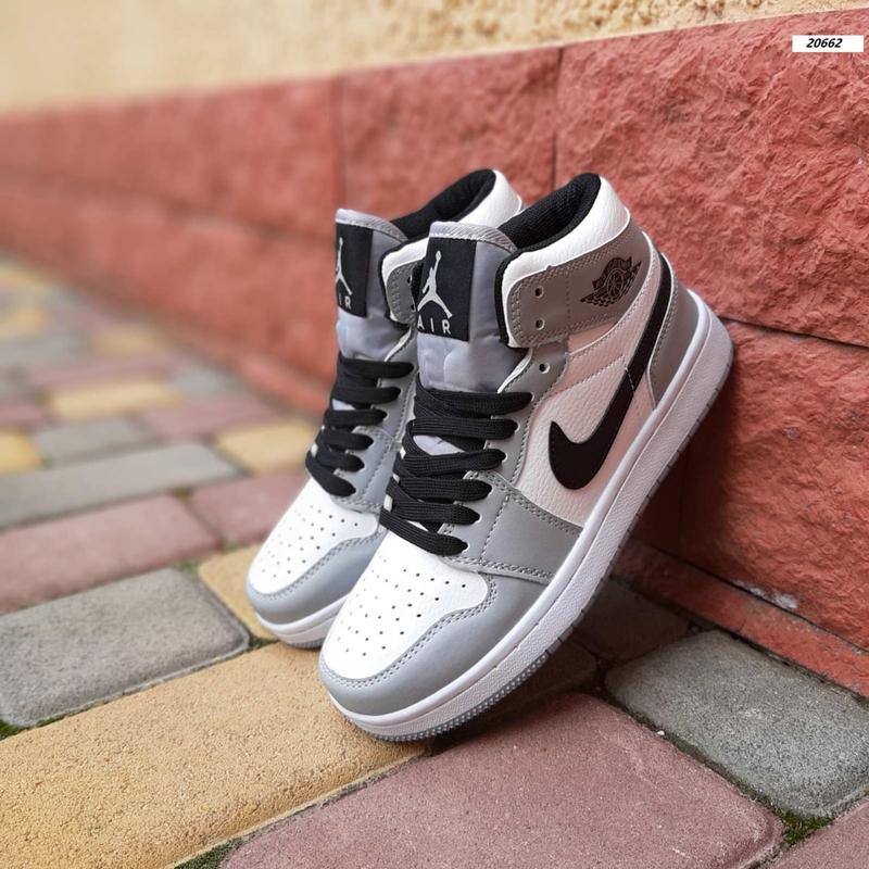 Женские кроссовки nike air jordan 1 mid высокие белые с серым / smb ...