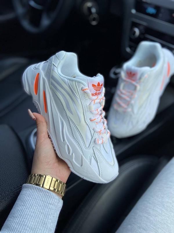 Yeezy 700 blancas sale