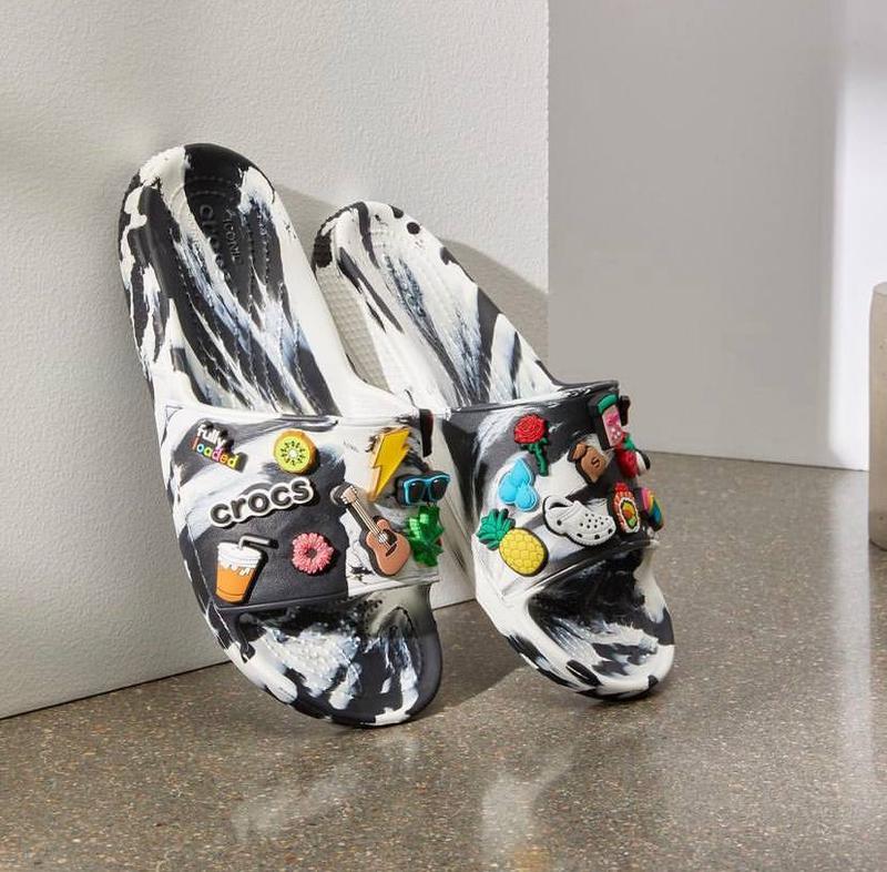 Крокс шлепанцы махорные слайды crocs slide classic marbled white ...