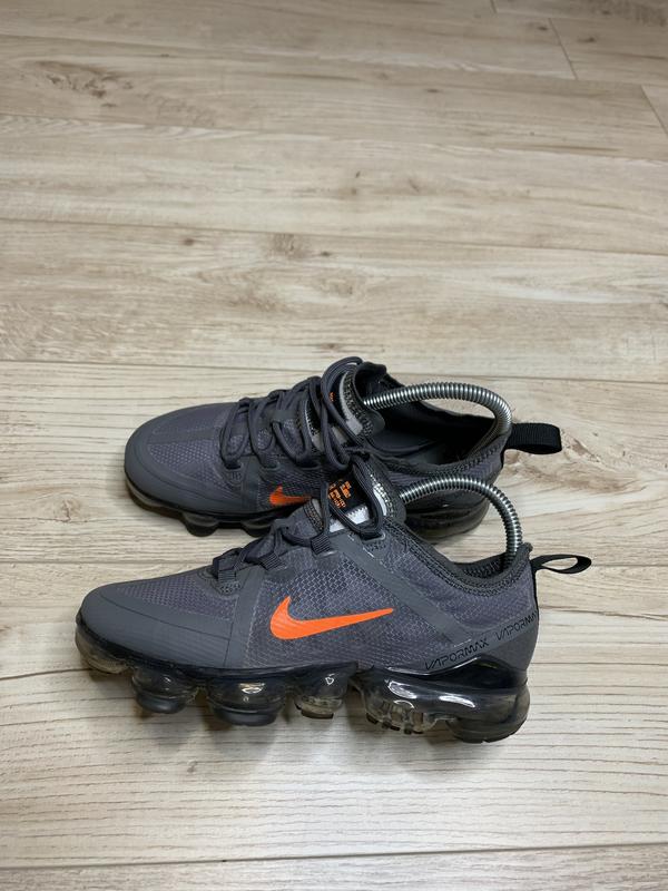 Grey and orange vapormax deals