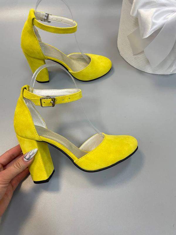 Яркие жёлтые замшевые босоножки много цветов — цена 3400 грн в каталоге ...