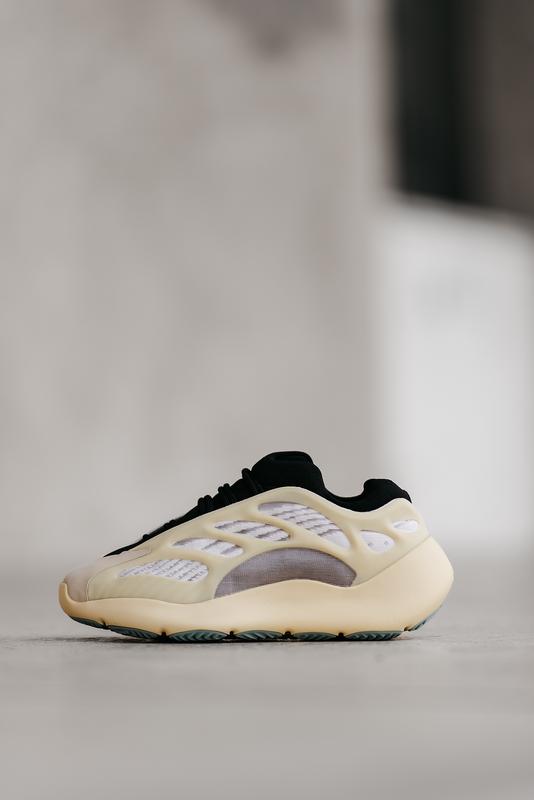 Кроссовки мужские, женские adidas yeezy boost 700 v3 azael бежевые ...