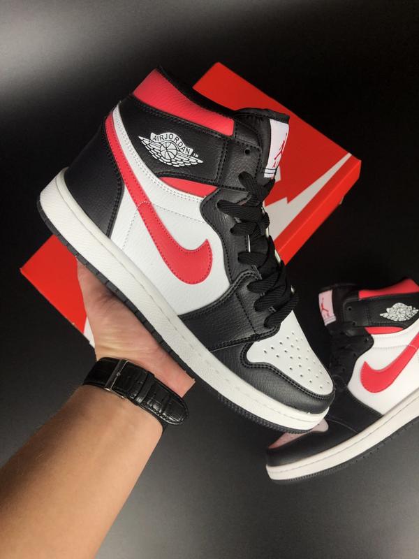 114800333 but Jordan cut a rug in the Cements nike air jordan 1 retro high og 1350