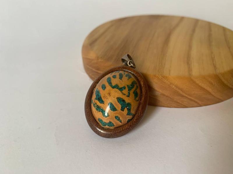 Подвес деревянный, кулон деревянный, косточка персика инкрустированная ...