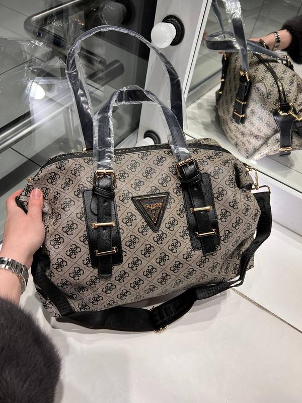 Модна жіноча дорожня сумка через плече в стилі guess гес коричнева ...
