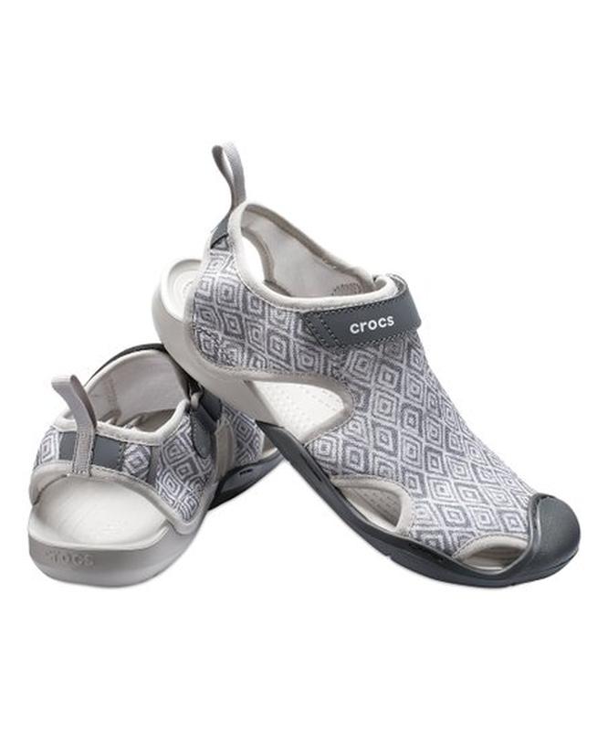 Крокс сандалии аквашузы cерые crocs swiftwater graphic mesh sandal grey ...