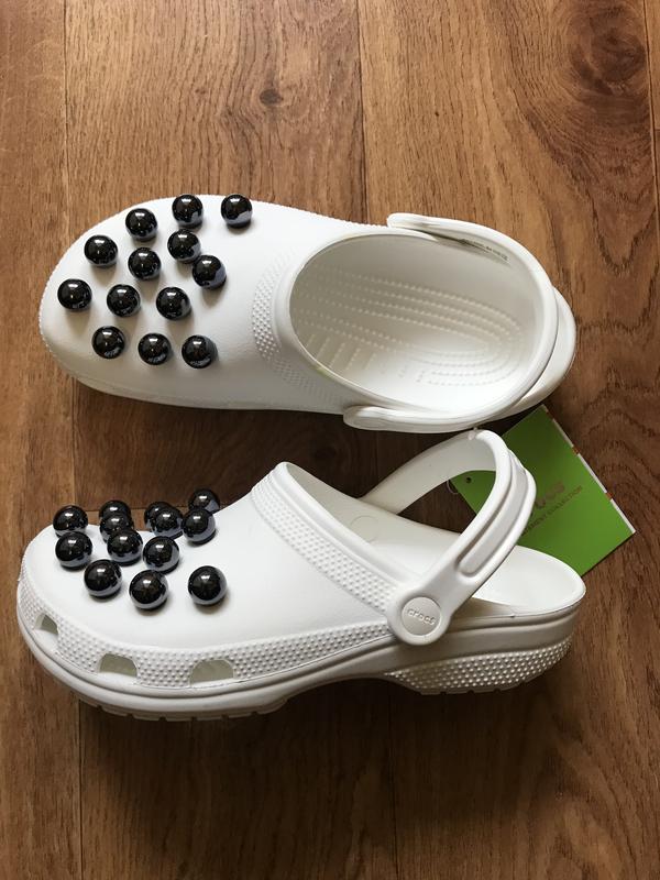 classic timeless clash pearls clog