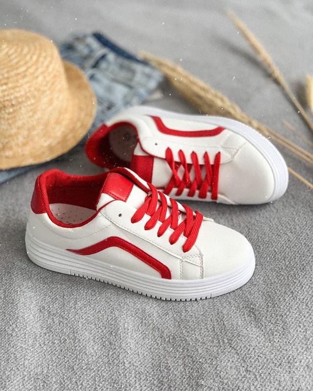 Кроссовки с белыми вставками. Кроссовки с красными шнурками. Белые кеды с красными шнурками. Белые кроссовки с красными шнурками. Кроссовки белые с красными шнурками мужские.