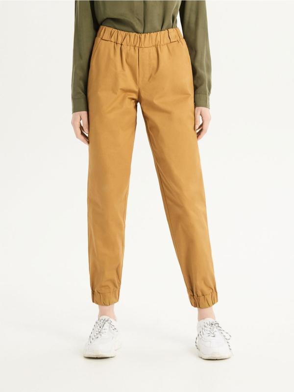 как называются широкие штаны с резинкой внизу