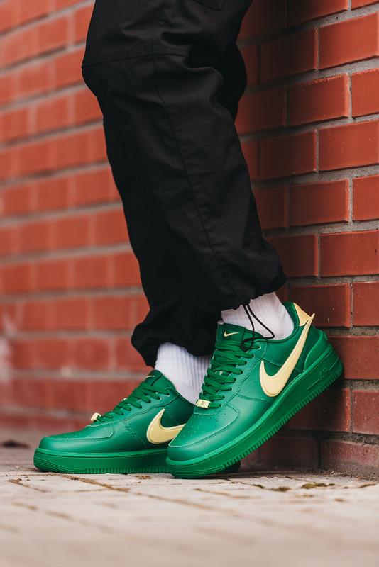 Green nike forces best sale
