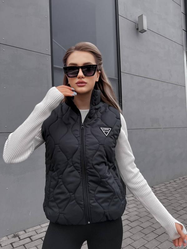 Жіноча жилетка на весну стьобана чорна біла бежева коричнева мокко ...