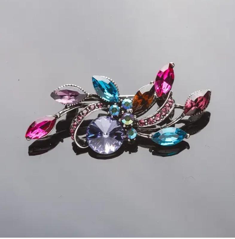 Шикарная брошка с разноцветными кристаллами в виде лесочков — цена 189 ...