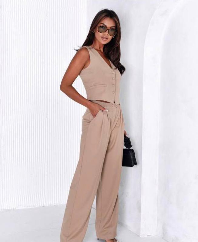 Костюм женский классический бежевый однотонный жилетка на пуговицах ...