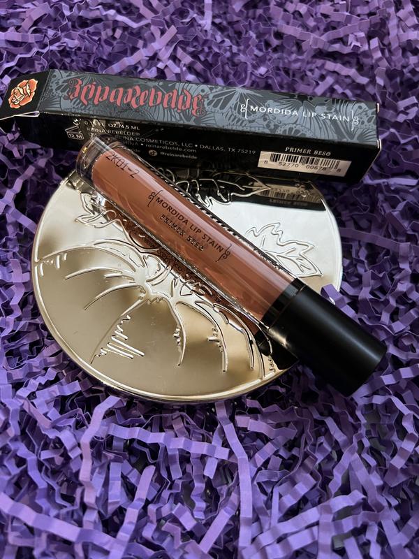 Увлажняющая губная помада mordida lip stain в оттенке primer beso