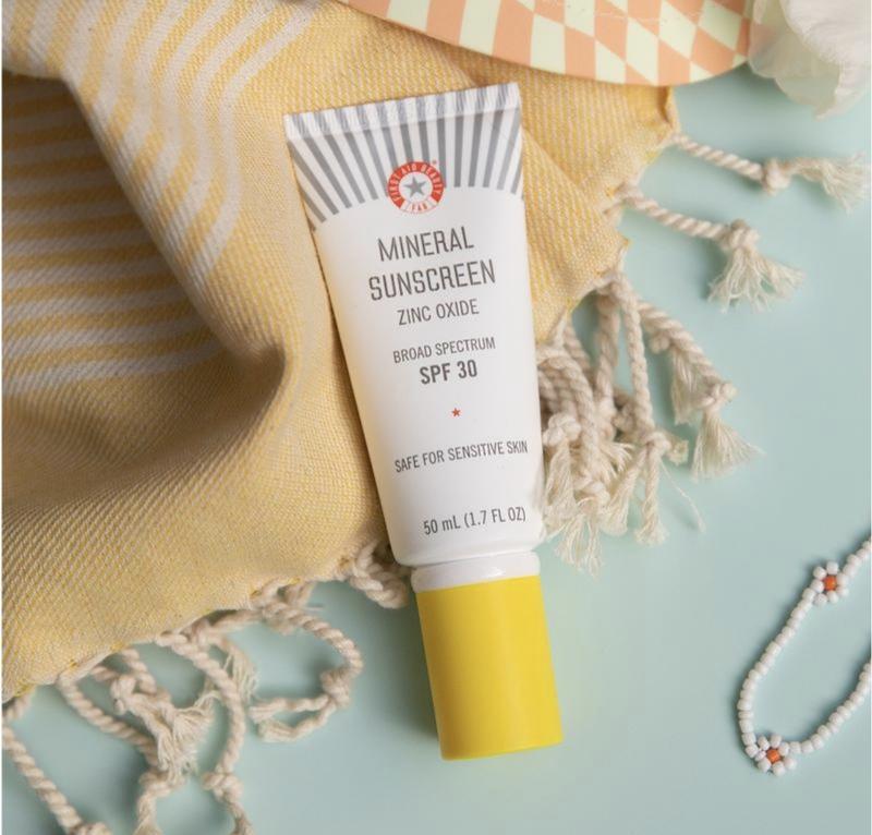 Сонцезахисний крем first aid beauty weightless liquid mineral