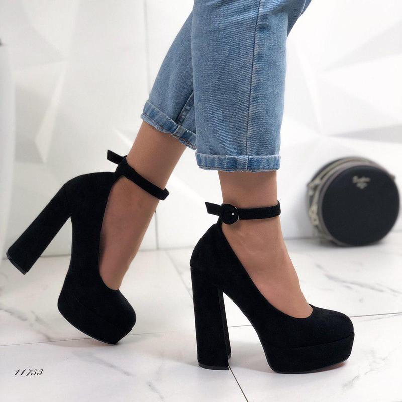 Женские черные туфли на каблуке с ремешком фото